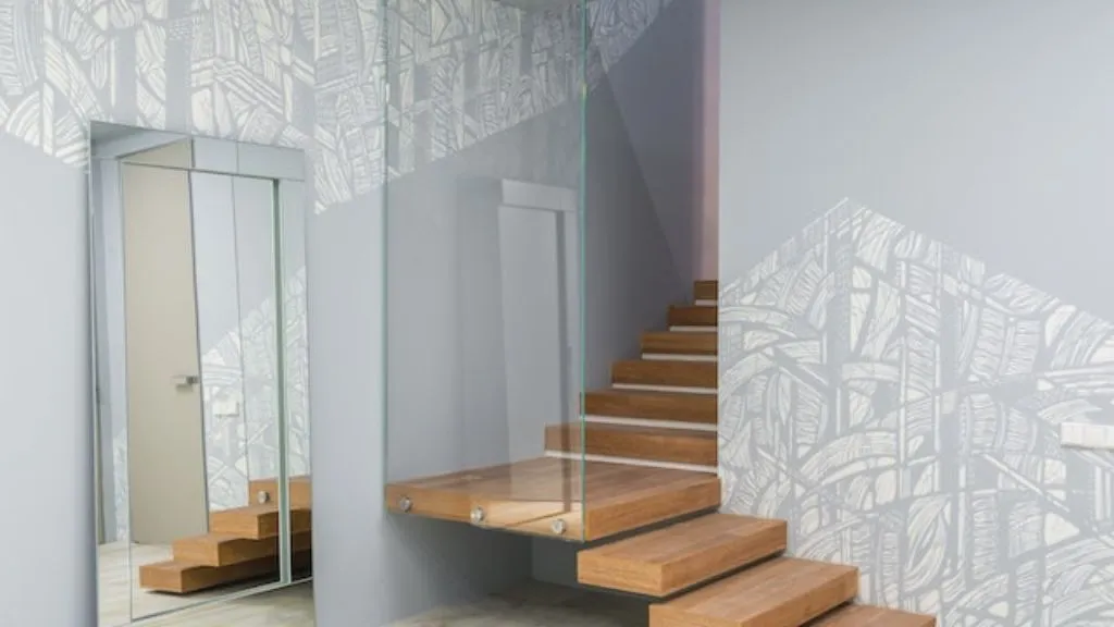 Mirror Along a Staircase