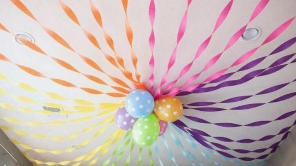 With streamers, decorate a birthday at home