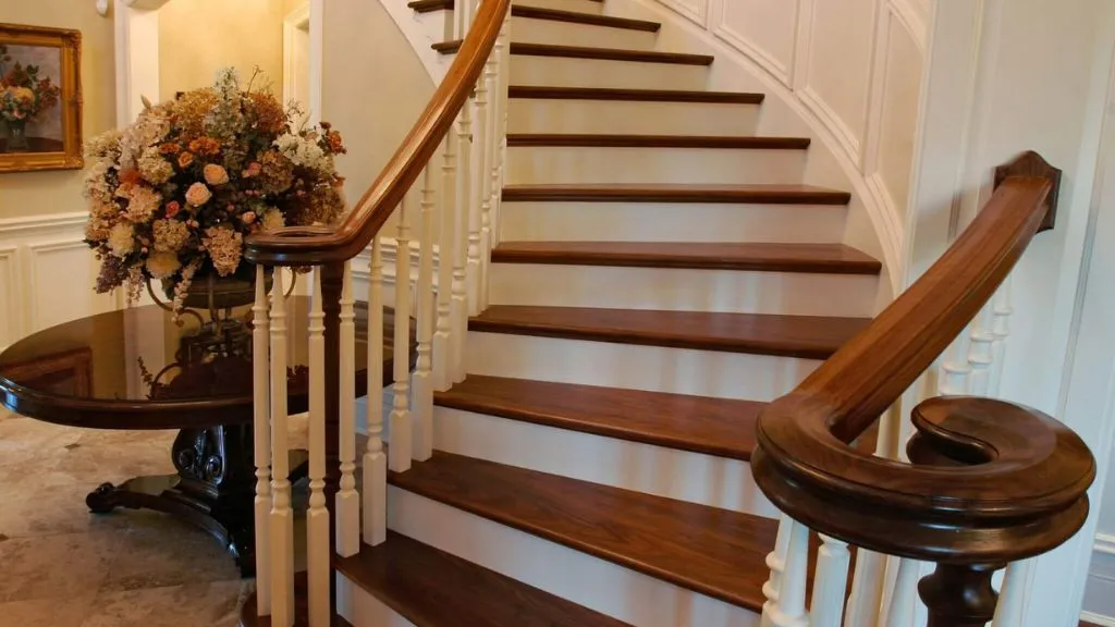 Dual-Tone Staircase Design for Home